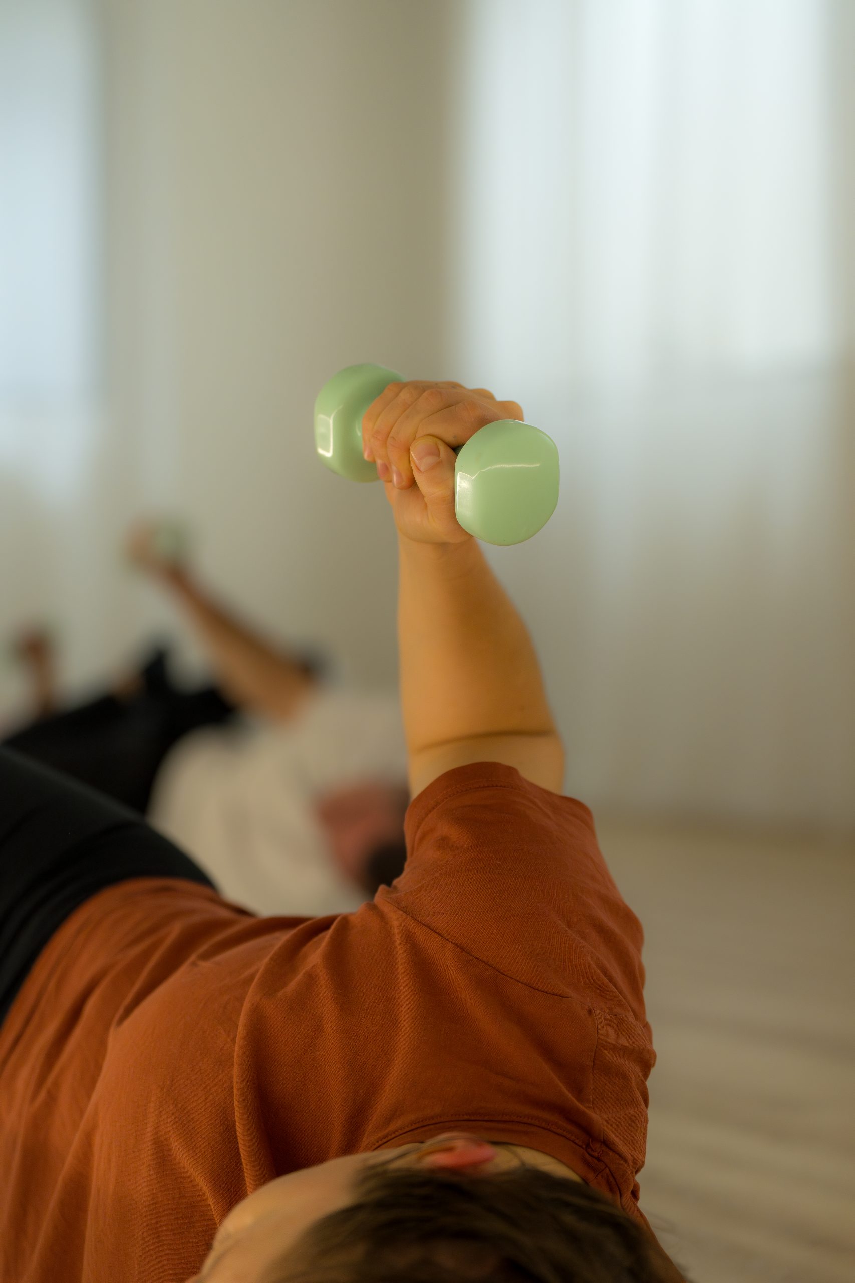 Détail d'une posture de Pilates, Elixir Studio Lyon